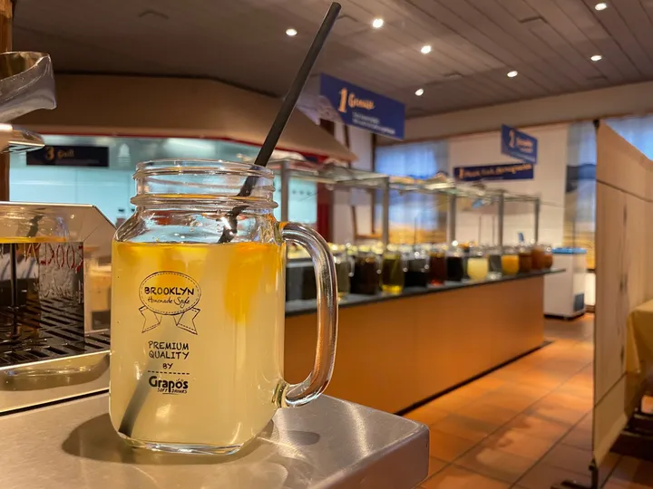 Brooklyn Limonade im Glas vor dem Buffet