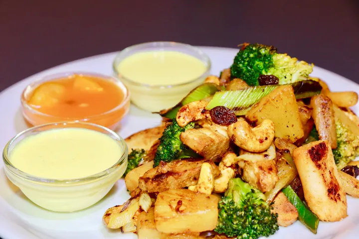 Poulet mit Cashew, Brokkoli und Ananas