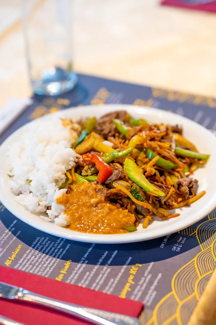 Teller mit Rind, Gemüse, Reis und Erdnusssauce