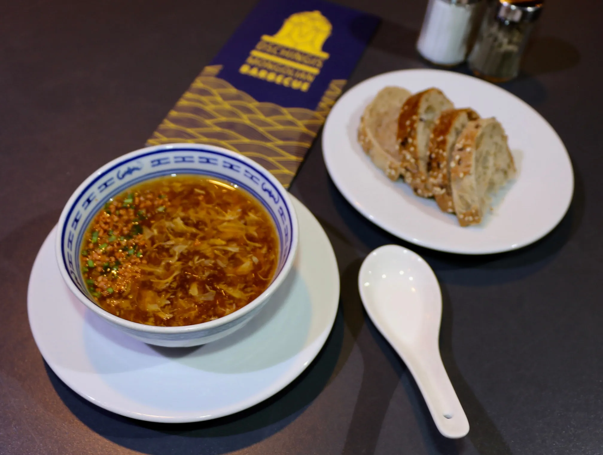 Mongolensuppe und Vegi-Frühlingsrollen auf dem Tisch