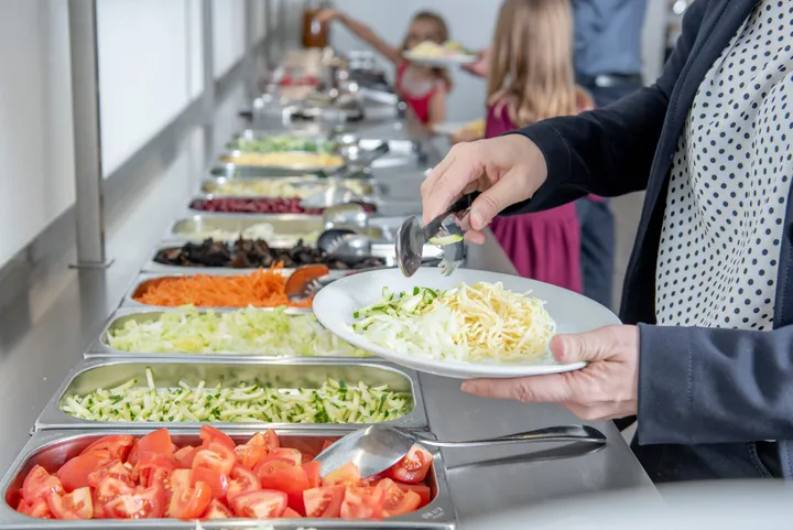 Gäste schöpfen am Buffet
