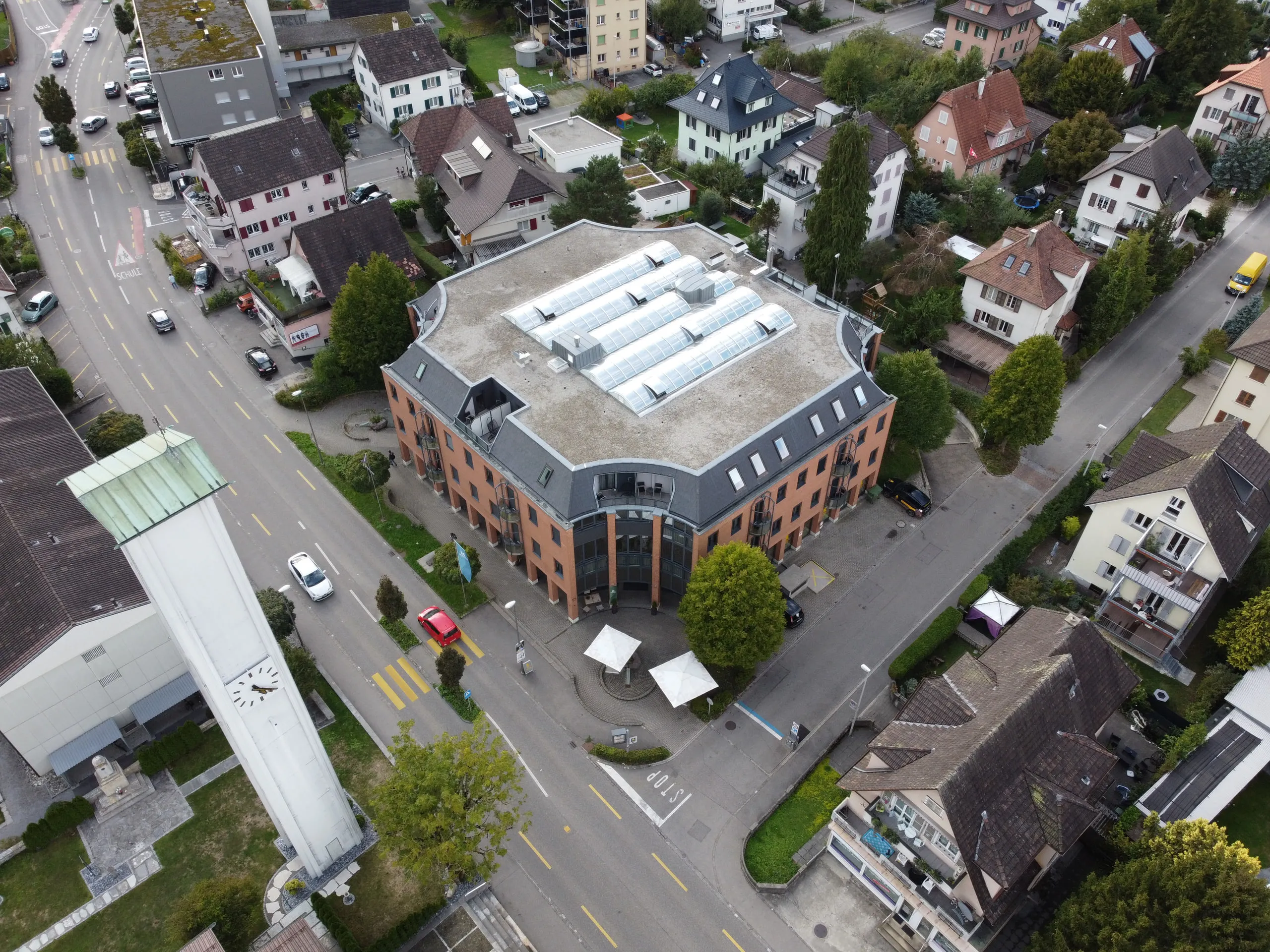 Das Haus an der Hauptstrasse 55 in Zuchwil aus der Luft