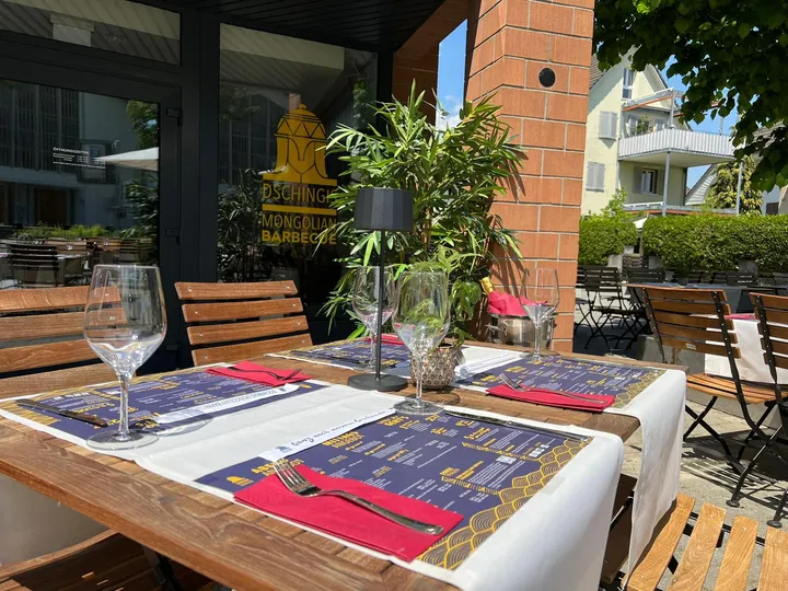 Gedeckter Tisch auf der Terrasse vor dem Eingang